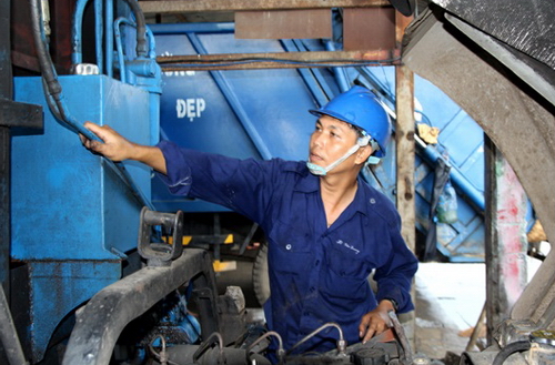 Anh Lê Văn Quang với công tác bảo trì xe tại công ty
